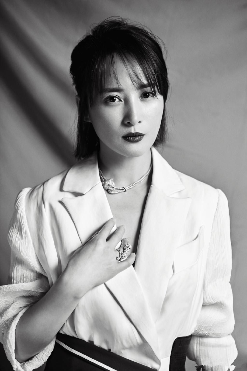 蒋勤勤剪空气刘海波波头,搭配西装变身职场女神,能减龄十岁