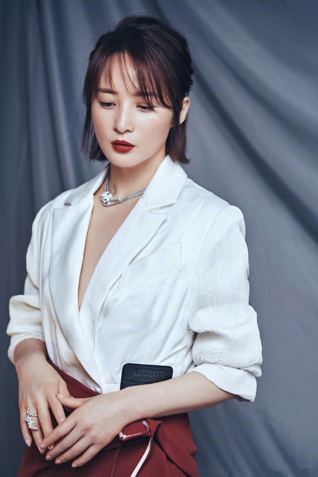 蒋勤勤剪空气刘海波波头,搭配西装变身职场女神,能减龄十岁