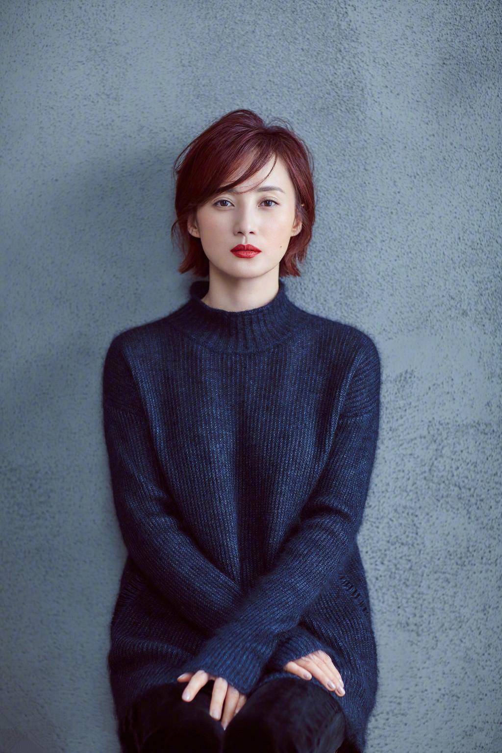 蒋勤勤剪空气刘海波波头,搭配西装变身职场女神,能减龄十岁