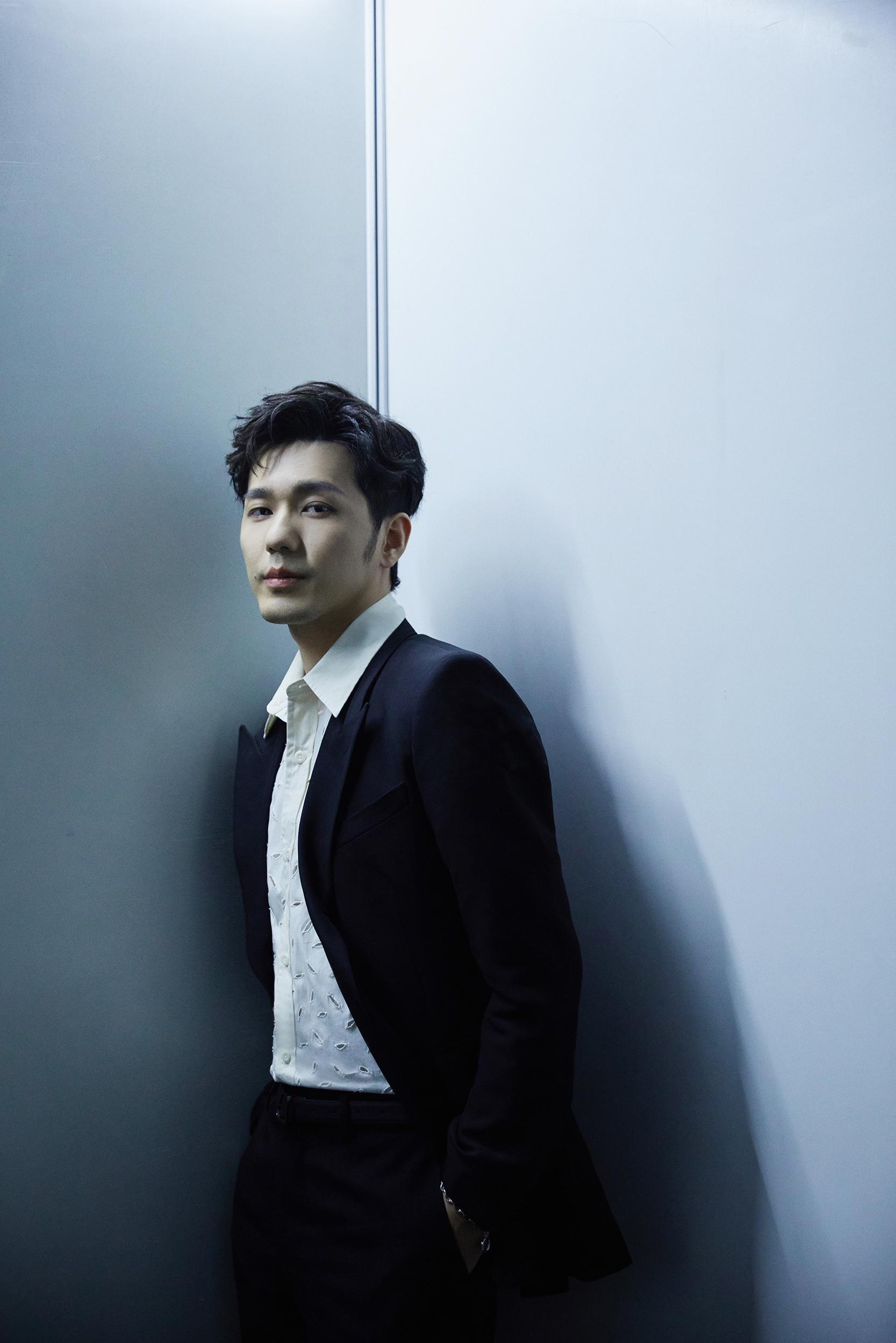 白宇white 身穿米色镂空衬衫搭配黑色西装