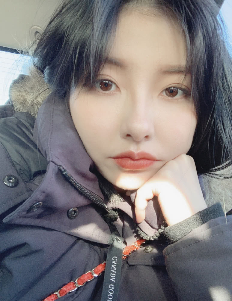 豆得儿晒美照皮肤变好,妆容精致大摆pose少女感十足