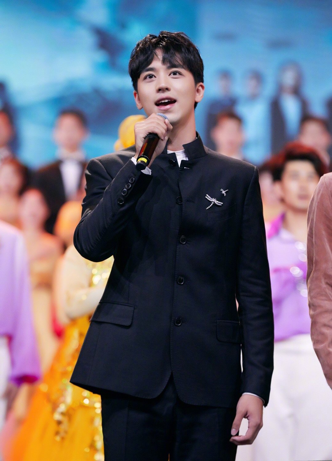 许魏洲以黑色中山装搭配帆布鞋亮相现场演唱我爱你中国