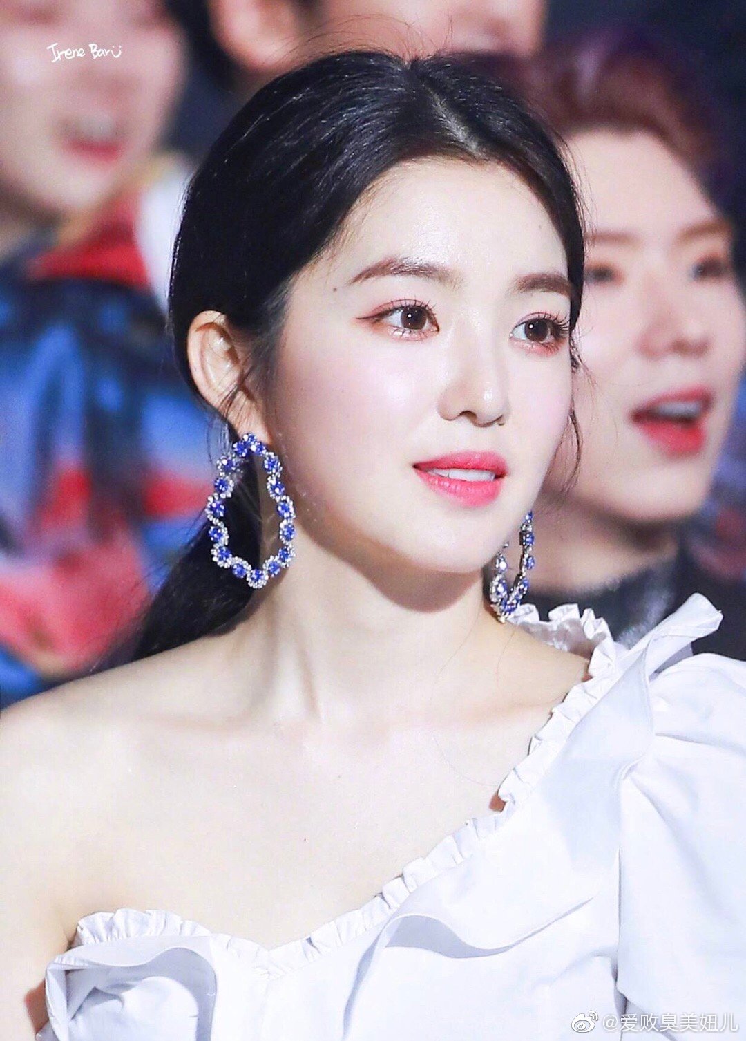 裴珠泫雾霾蓝上衣仙气飘飘红唇惊艳