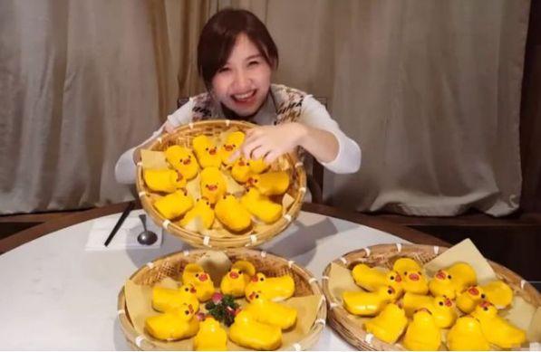 密子君直播吃一桌小黄鸭,一伸手就露出破绽,网友:真套路