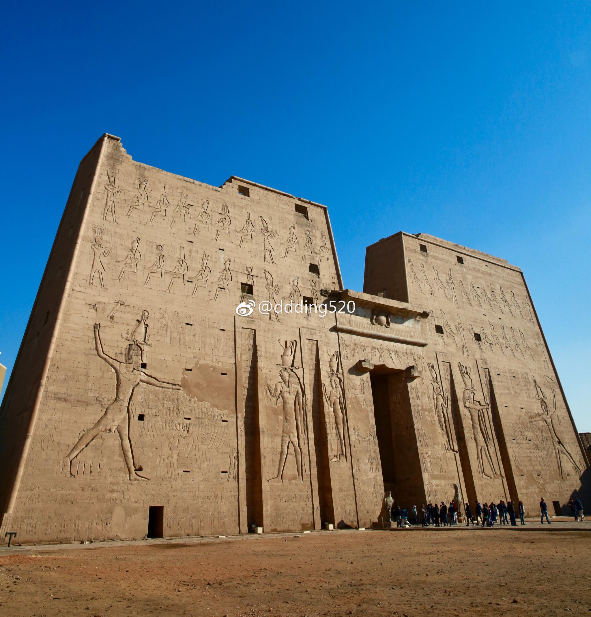 埃德夫神庙,据说香奈儿5号的灵感就来自于此处的记载.