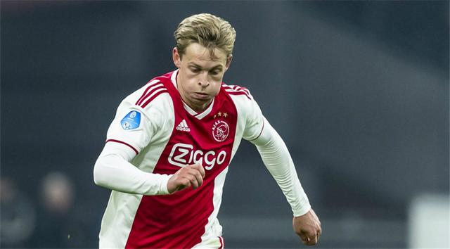 22岁的荷兰小将当选上赛季欧冠最佳中场,表现出色的他被巴萨签下