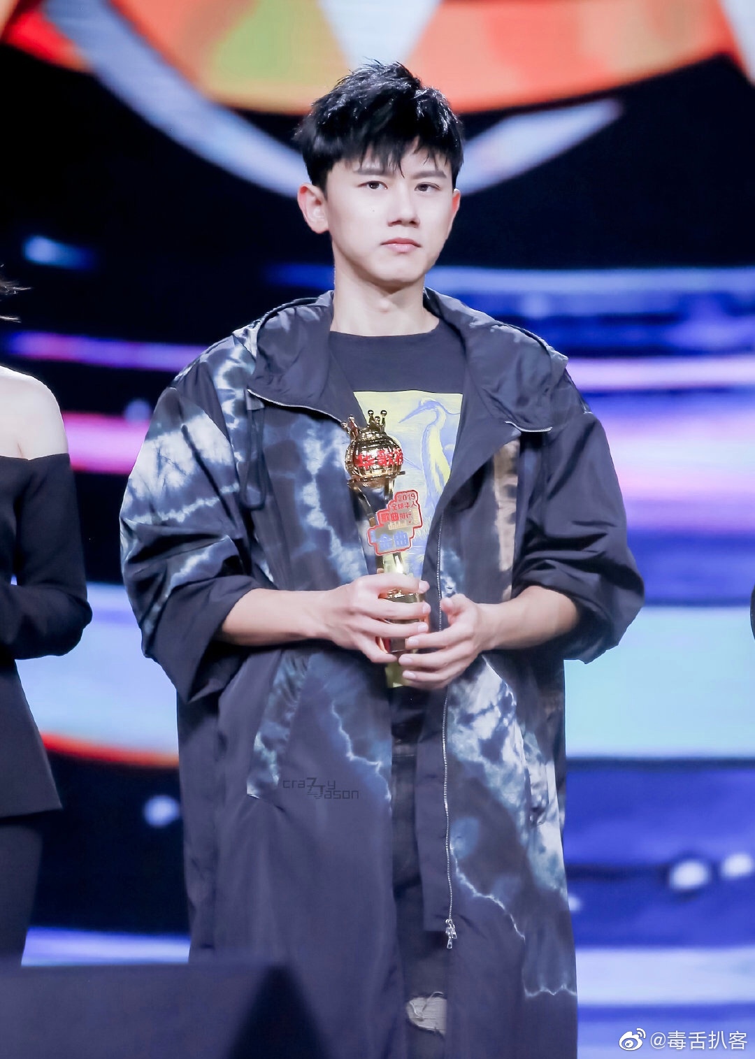 张杰凭借《perfume》获得全球华人歌曲排行榜最佳金曲奖,恭喜杰哥