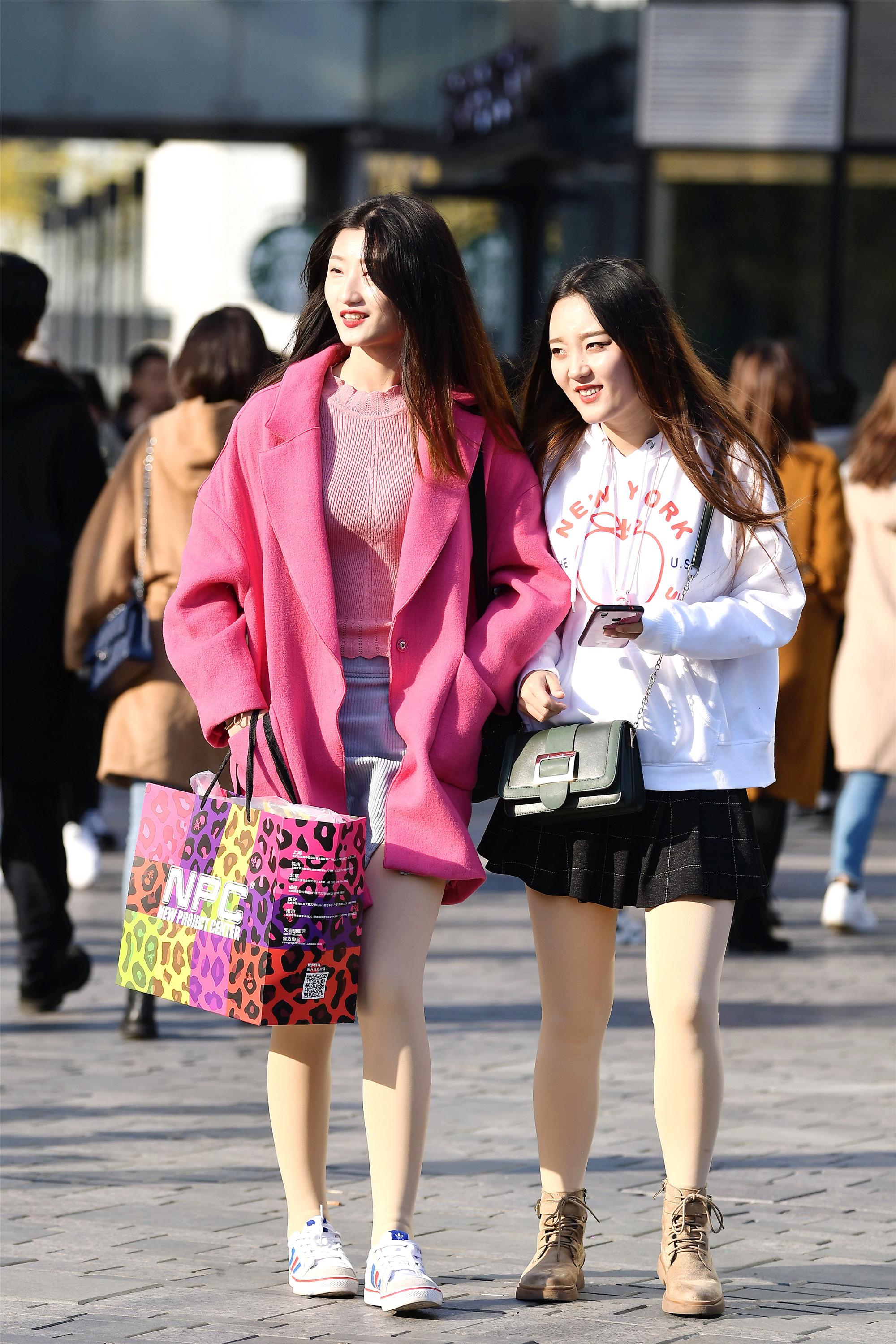 冬天约上闺蜜去逛街怎么能不搭配一下呢