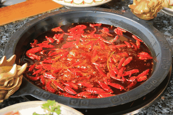 秘制的特色锅底,纯正的 渝味火锅,浓郁的牛油锅底使火锅更加的入味.