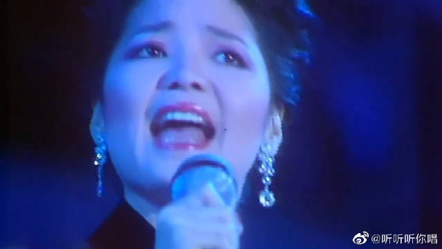 张敬轩在演唱会上以降两度的身份演绎郑欣宜《