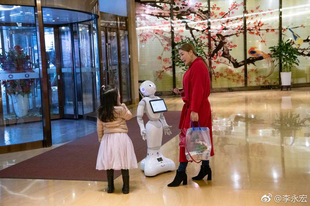 酒店大堂偶遇机器人服务员,当顾客进门有机器人向您问好时