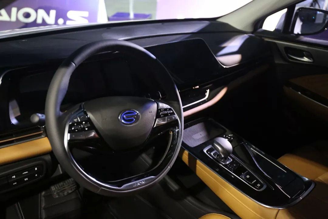 全球首款超长续航ai纯电定制座驾,广汽新能源aion s全国上市