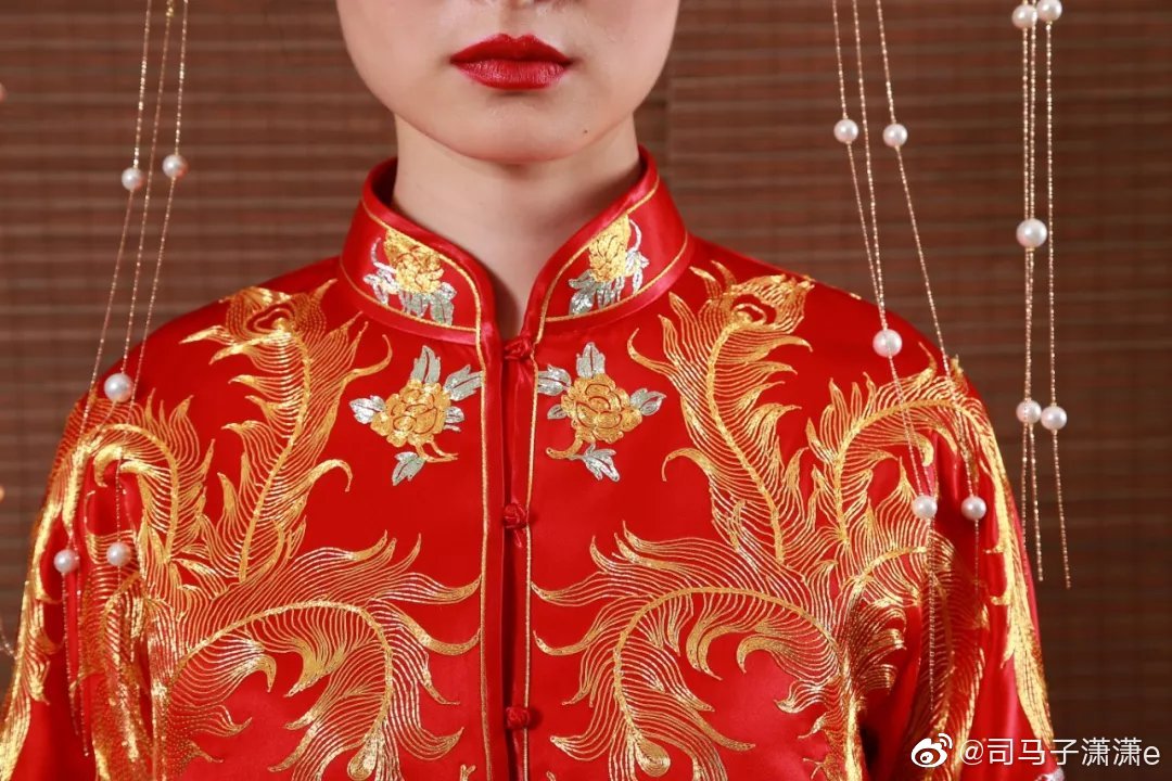缨络垂旒,玉带飘穗,着百花裥裙,穿大红绣鞋,一抹浓