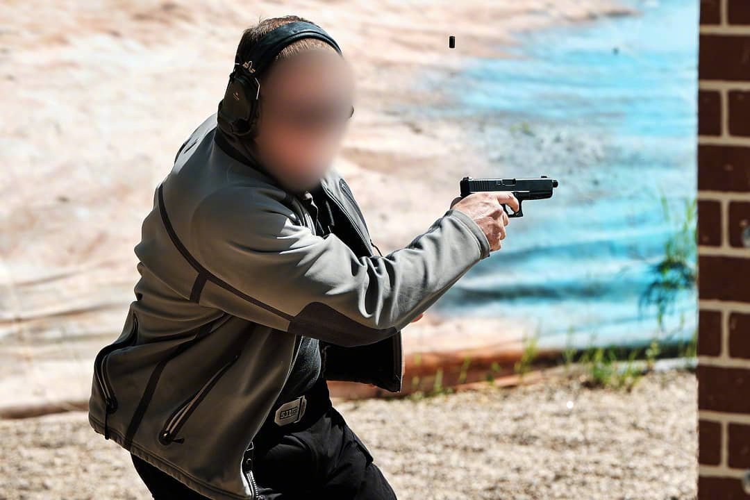 俄罗斯联邦国家安全局(fsb)特工们在卡拉什尼科夫射击中心进行手枪技