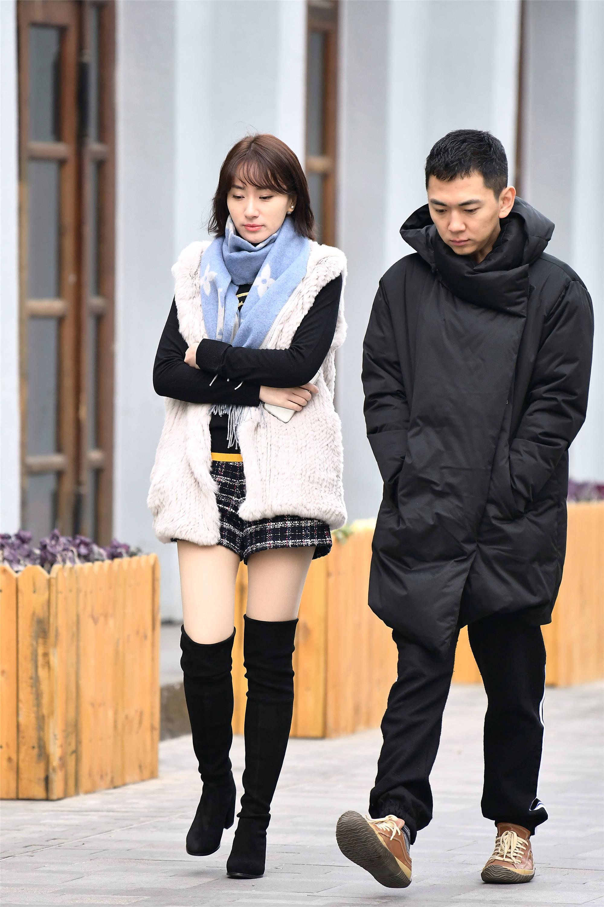 有一种幸福是你逛街,他陪着你,你也更喜欢搭配的漂亮一些