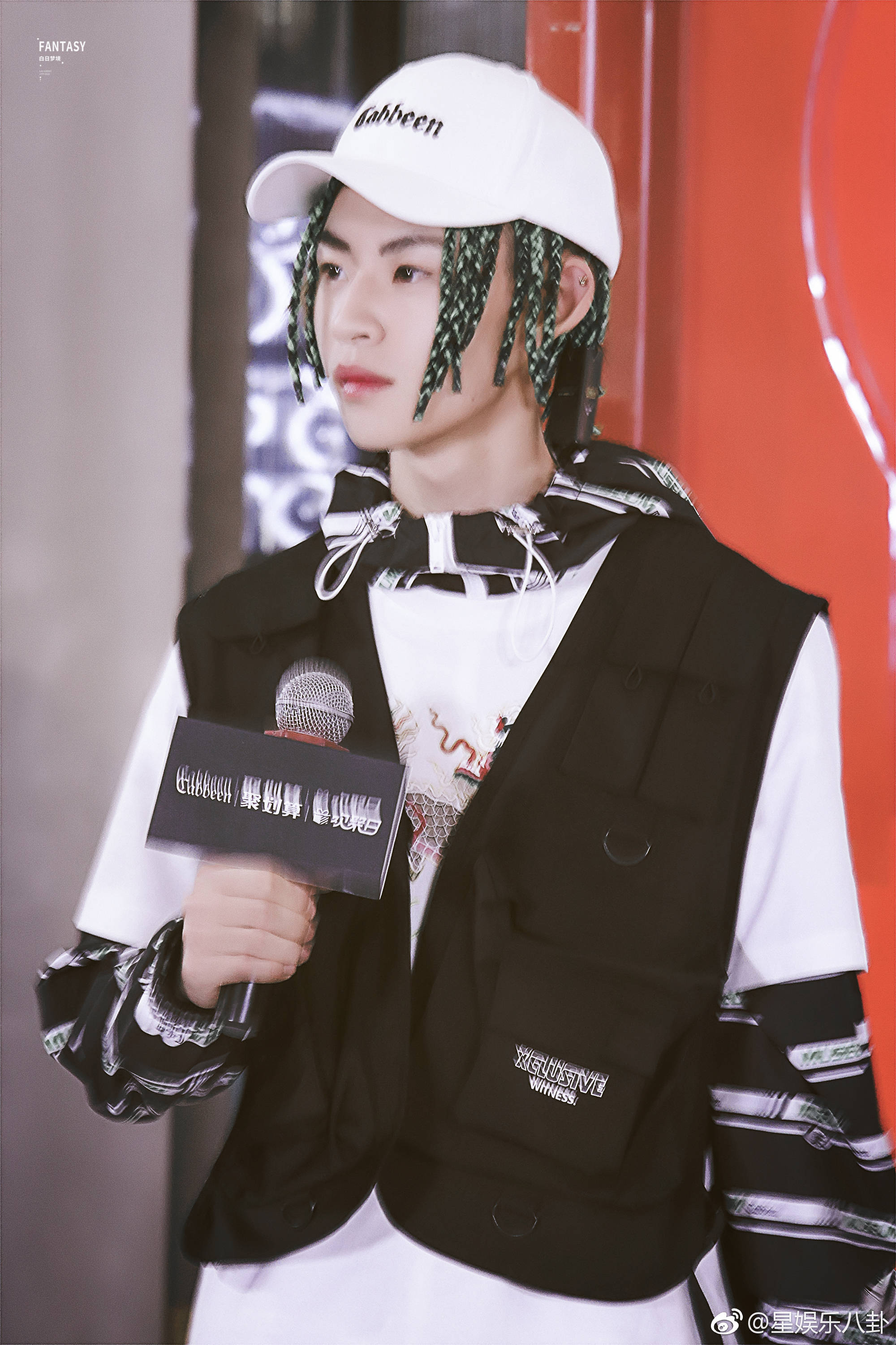 小鬼王琳凯武汉品牌活动饭拍图:一身黑白搭配套装 绿色脏辫