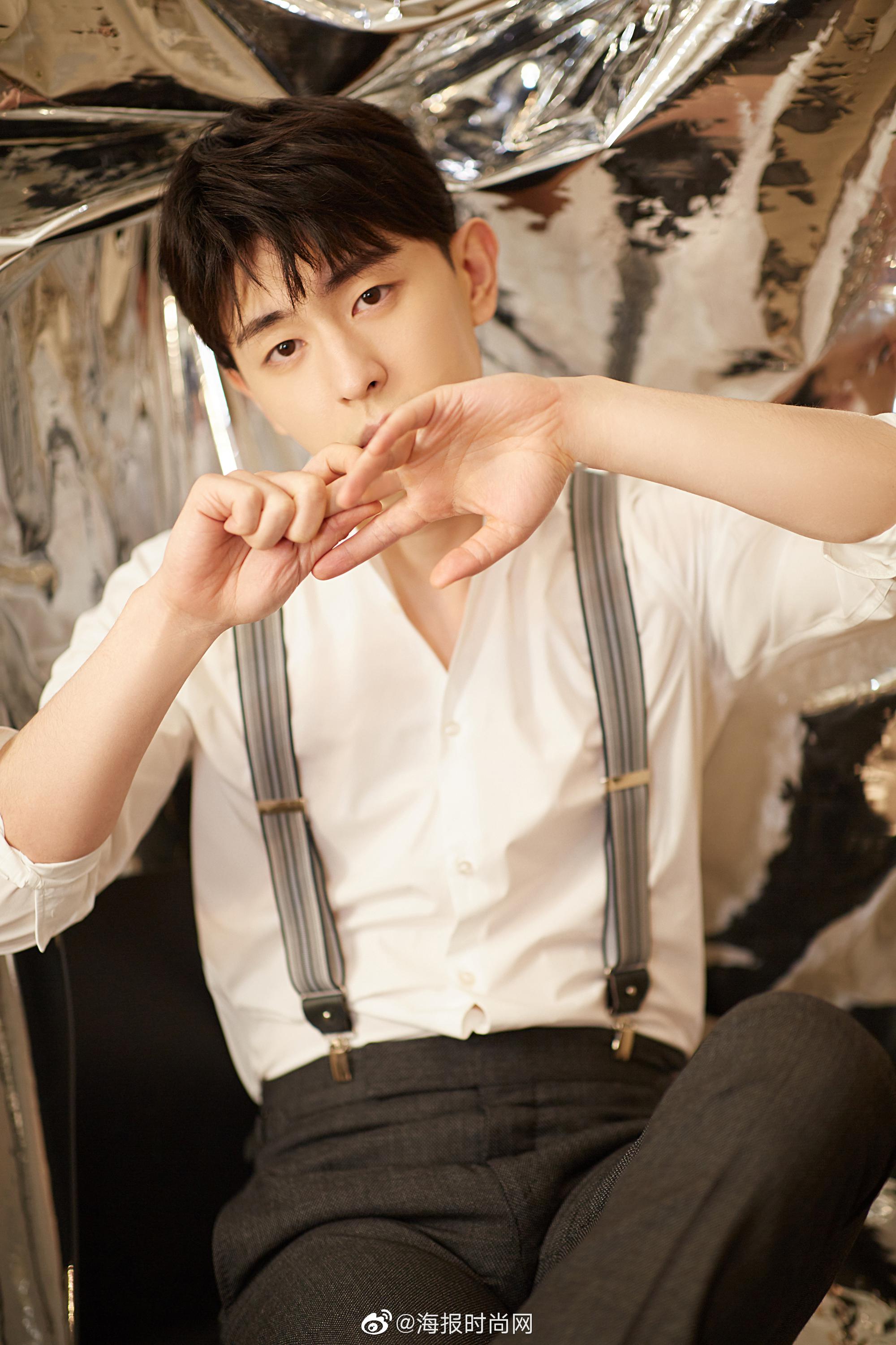 今日邓伦受邀出席品牌活动白衬衫搭配背带裤造型让人眼前一亮