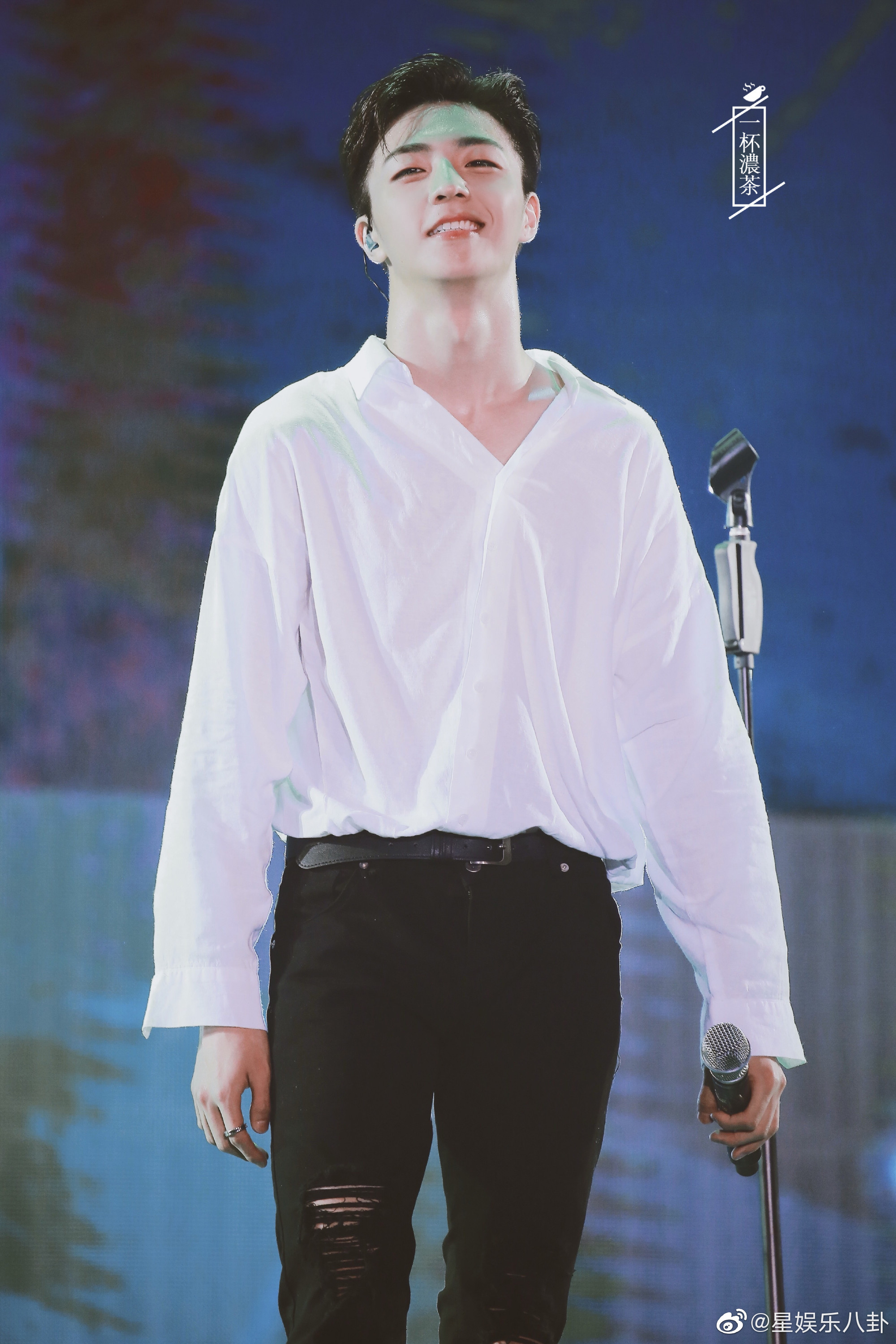 感受一波陈立农的锁骨杀:致命锁骨杀太性感了,完美的颜值和身材