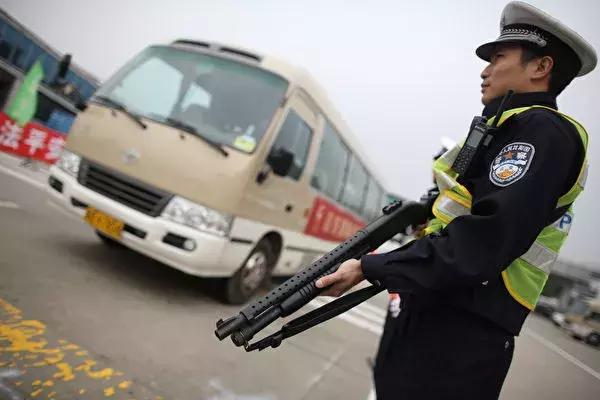 中国交警开始配发专用92g手枪,看看哪个无名小卒还敢猖狂?