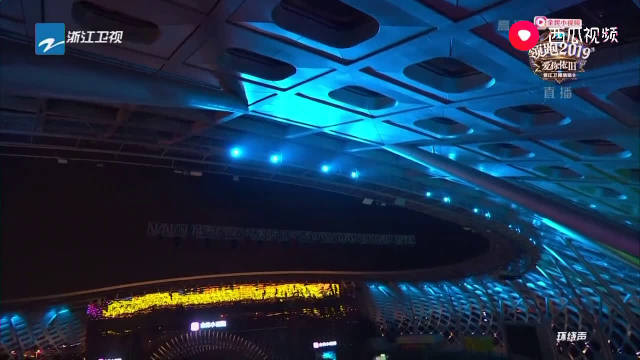 韩雪搭档大黑牛演唱《铁血丹心》, 女神太美了