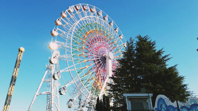 这是日本富士急乐园的七彩摩天轮