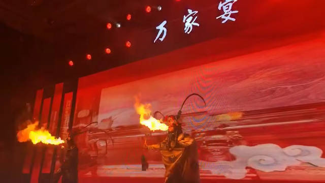 真的很好奇,川剧表演这个吐火是怎么吐出来的,太牛了|吐火|川剧|牛_新浪新闻