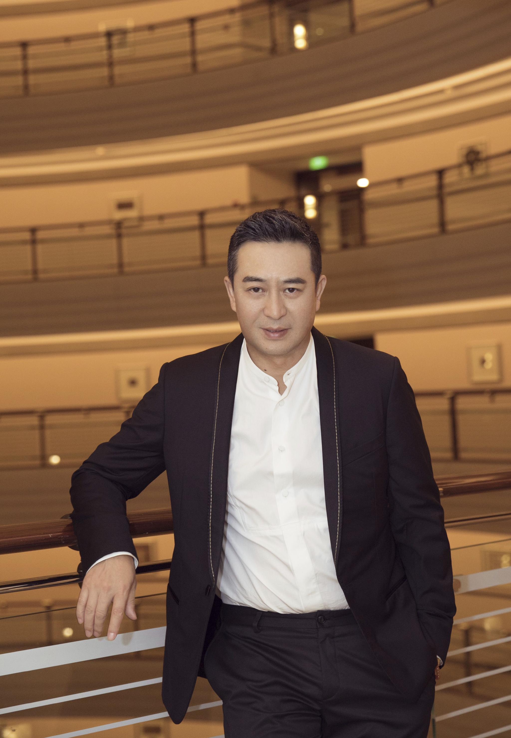 张嘉译的油头加侧颜酷似黎明,网友:帅版王思聪