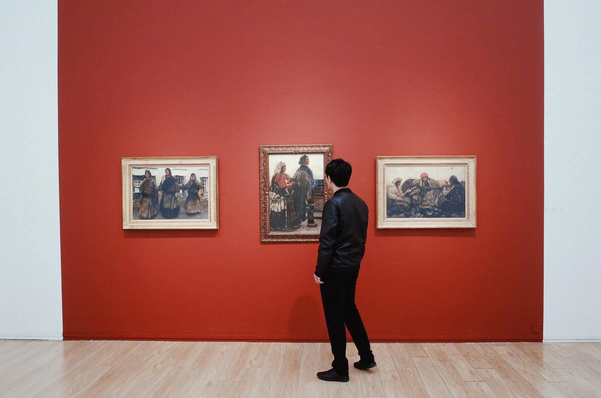 奶芙老师简直背影狂魔啊,一起去798看陈丹青老师画展专拍我背影!