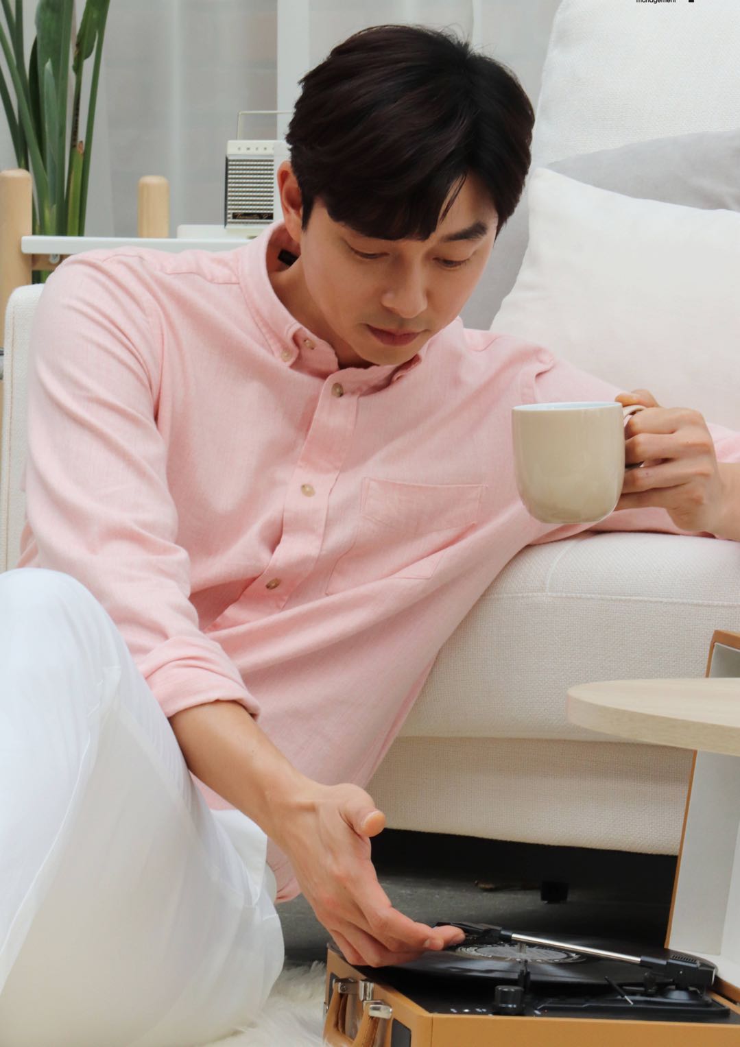 韩人气演员孔刘新片剧组聚餐和绯闻女友郑有美上演戳脸杀