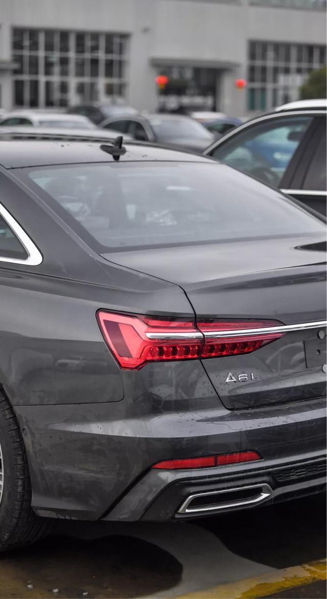 全新一代奥迪a6l,天云灰是s-line套件的专属色