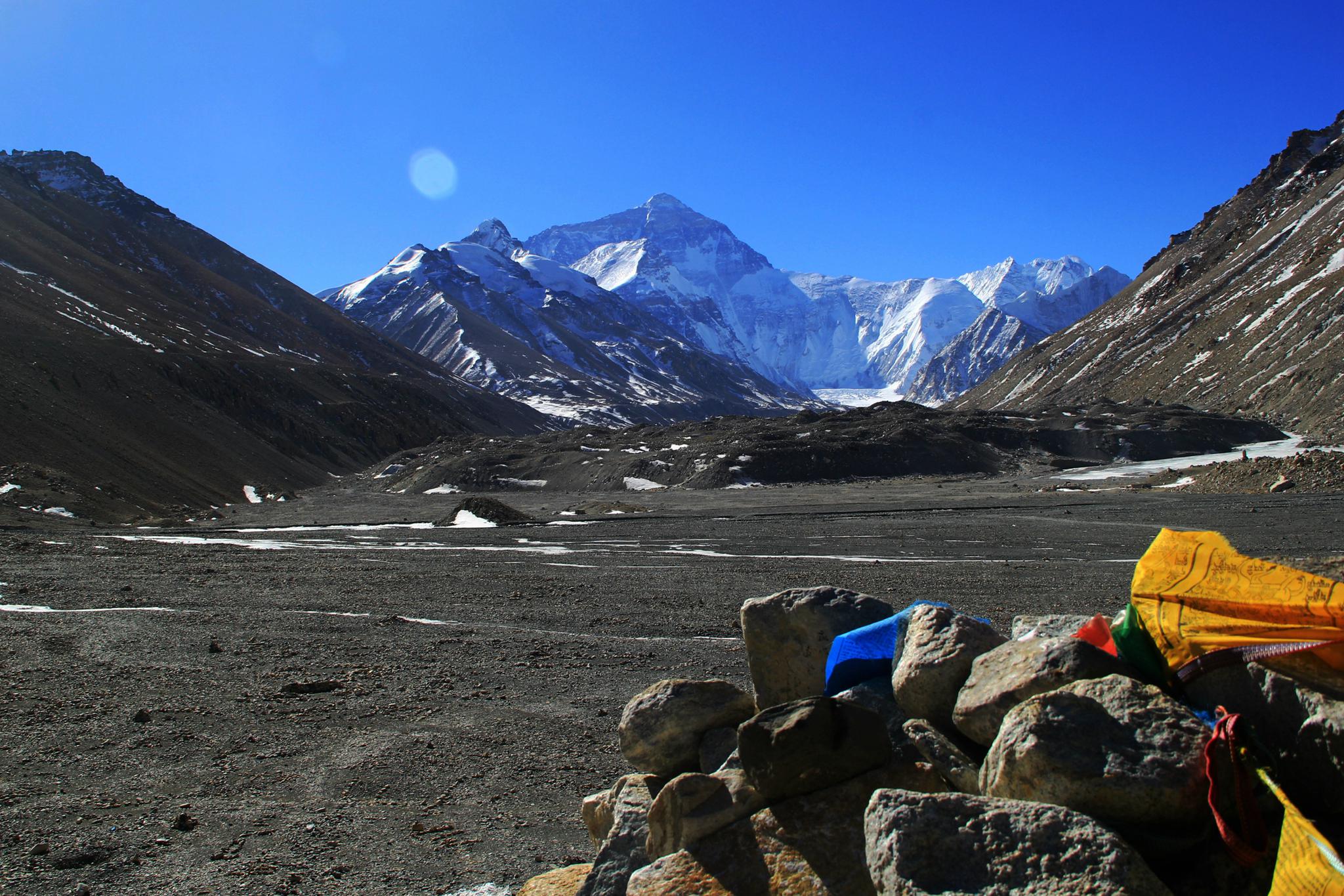 西藏珠峰生态环境令人堪忧 生态保护与旅游开发应当如何平衡取舍