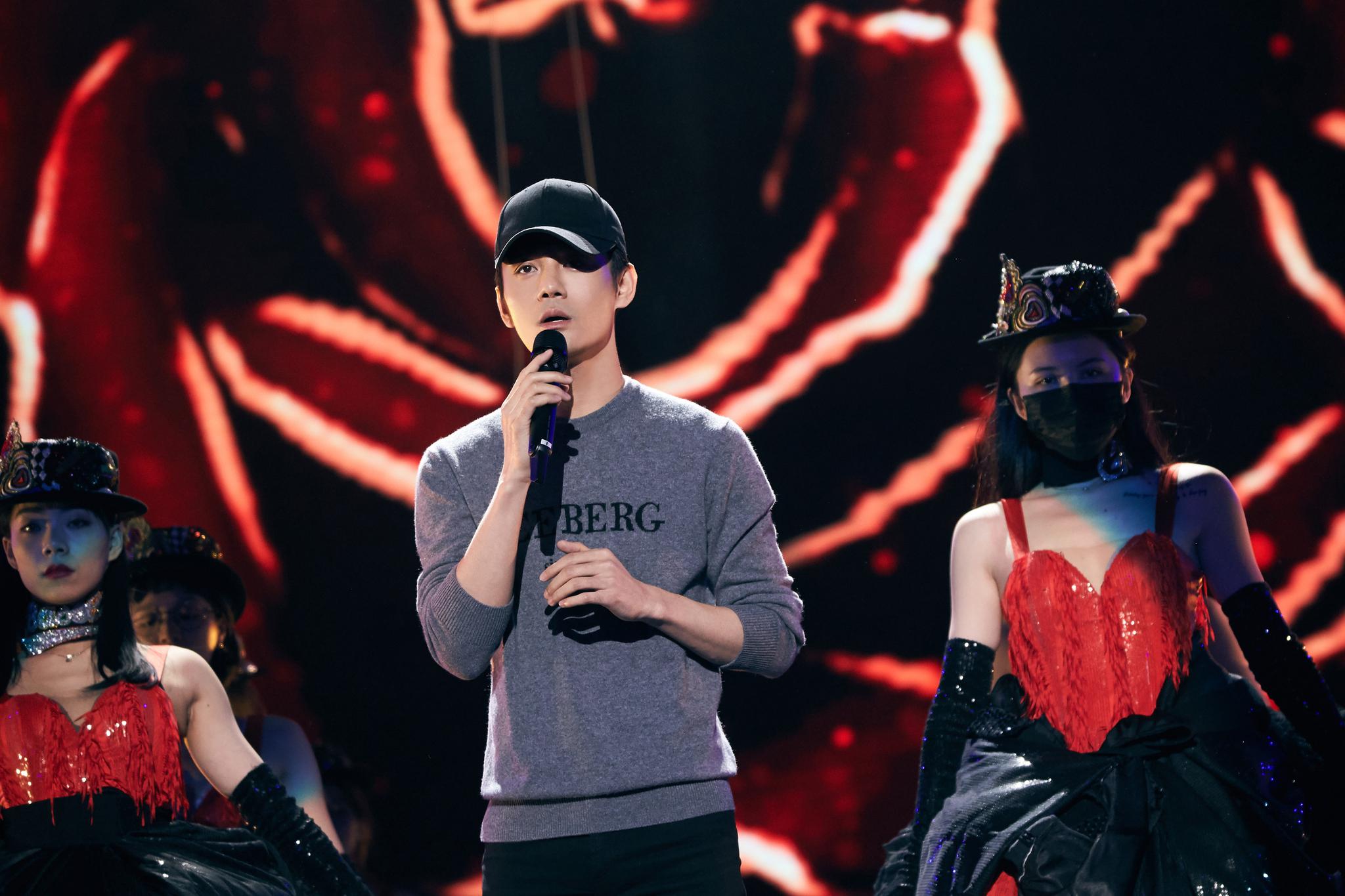 王凯东方跨年演唱会彩排图～超级认真彩排的歌手凯,明晚不见不散啊