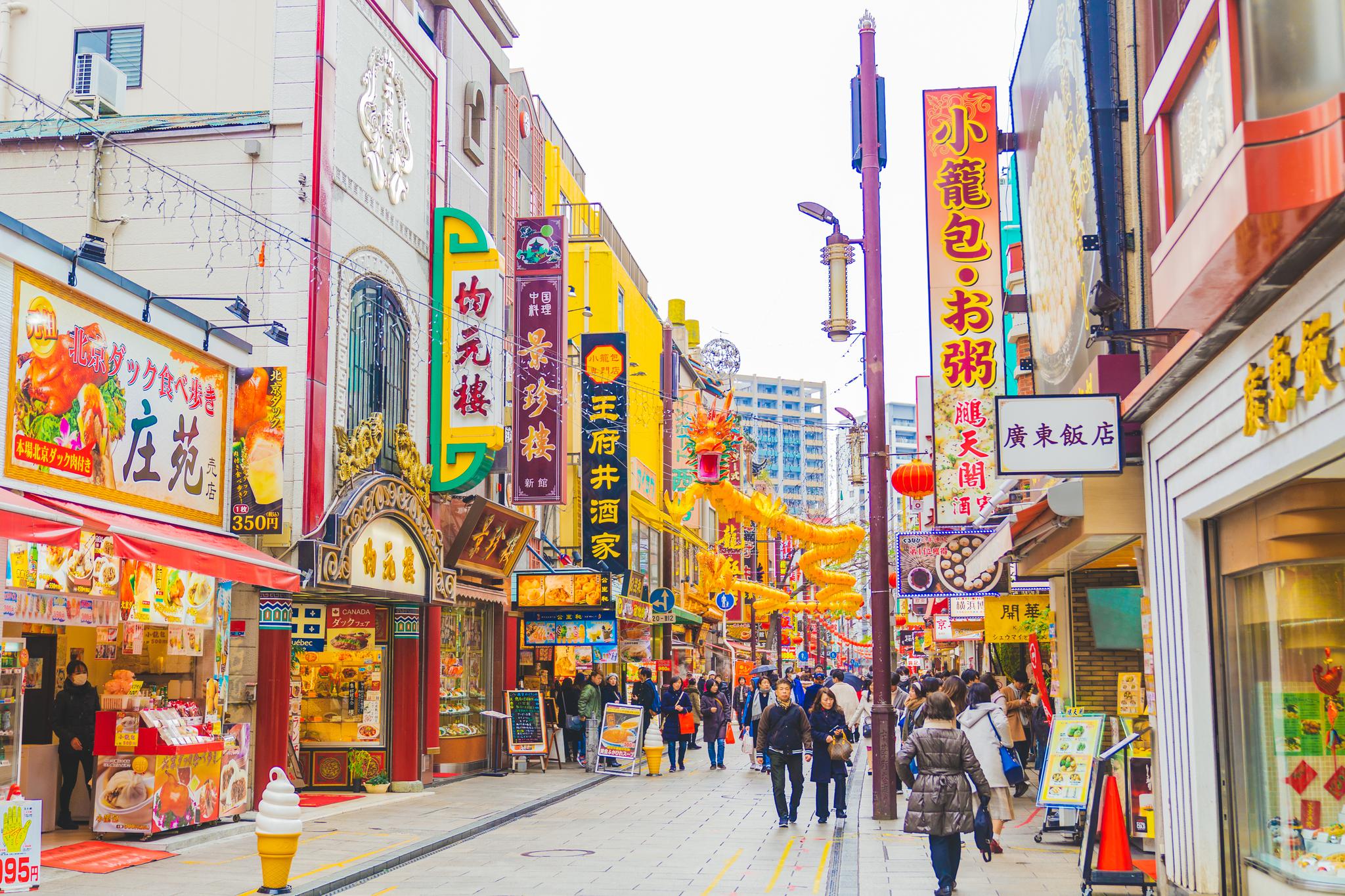 横滨中华街是亚洲最大的华人街主要来自中国广东地区的华人华侨这