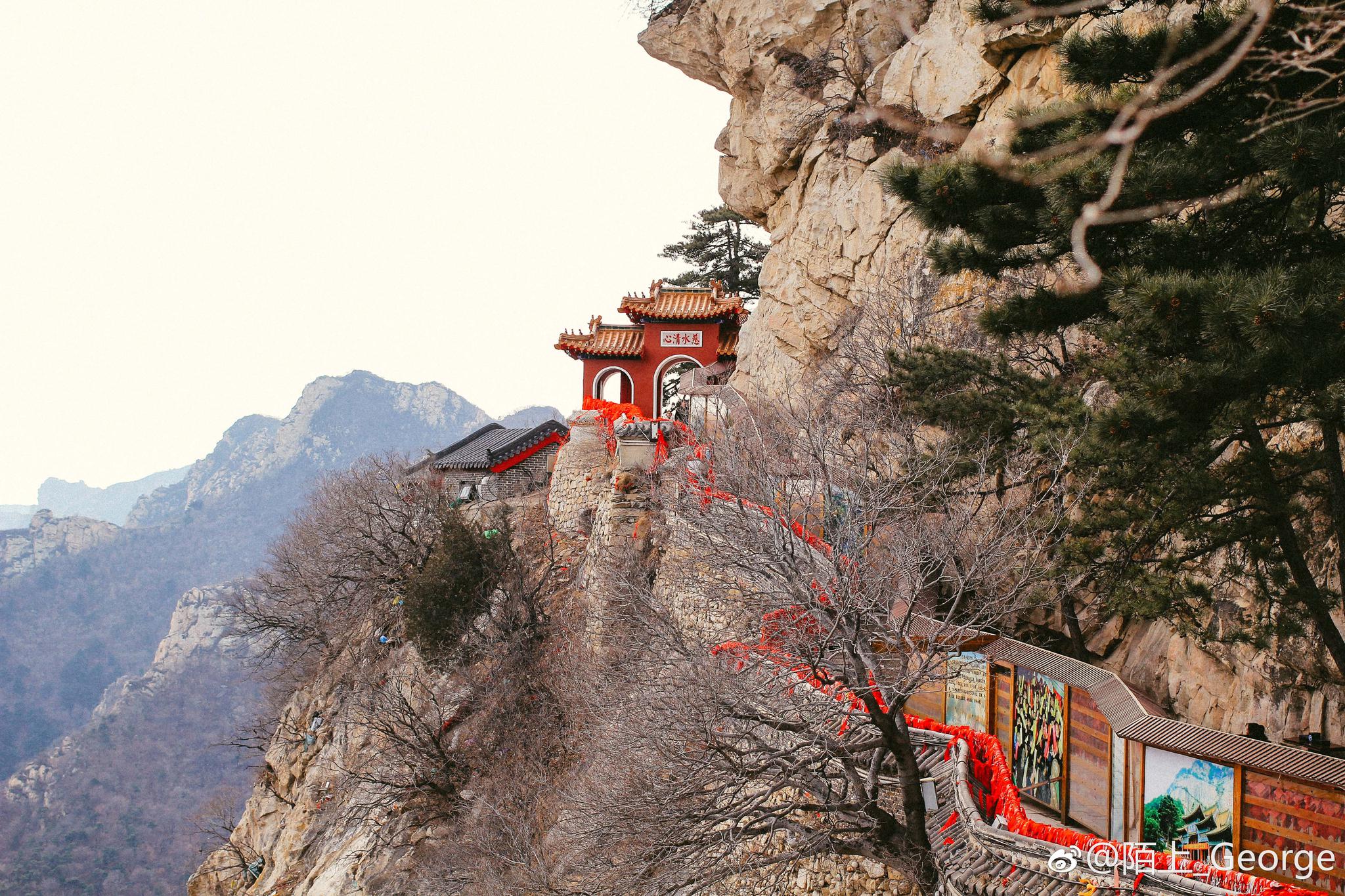 青岩寺风景区位于辽西医巫闾山南端景区占地面积共13平方公里