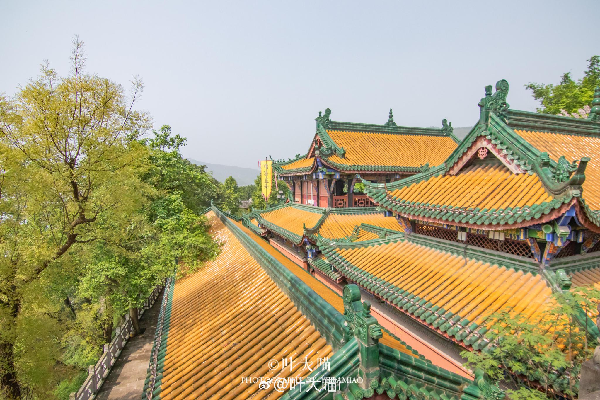 丰都鬼城白天的景象也是值得一看,徒步或是缆车可到山上,景区内林木