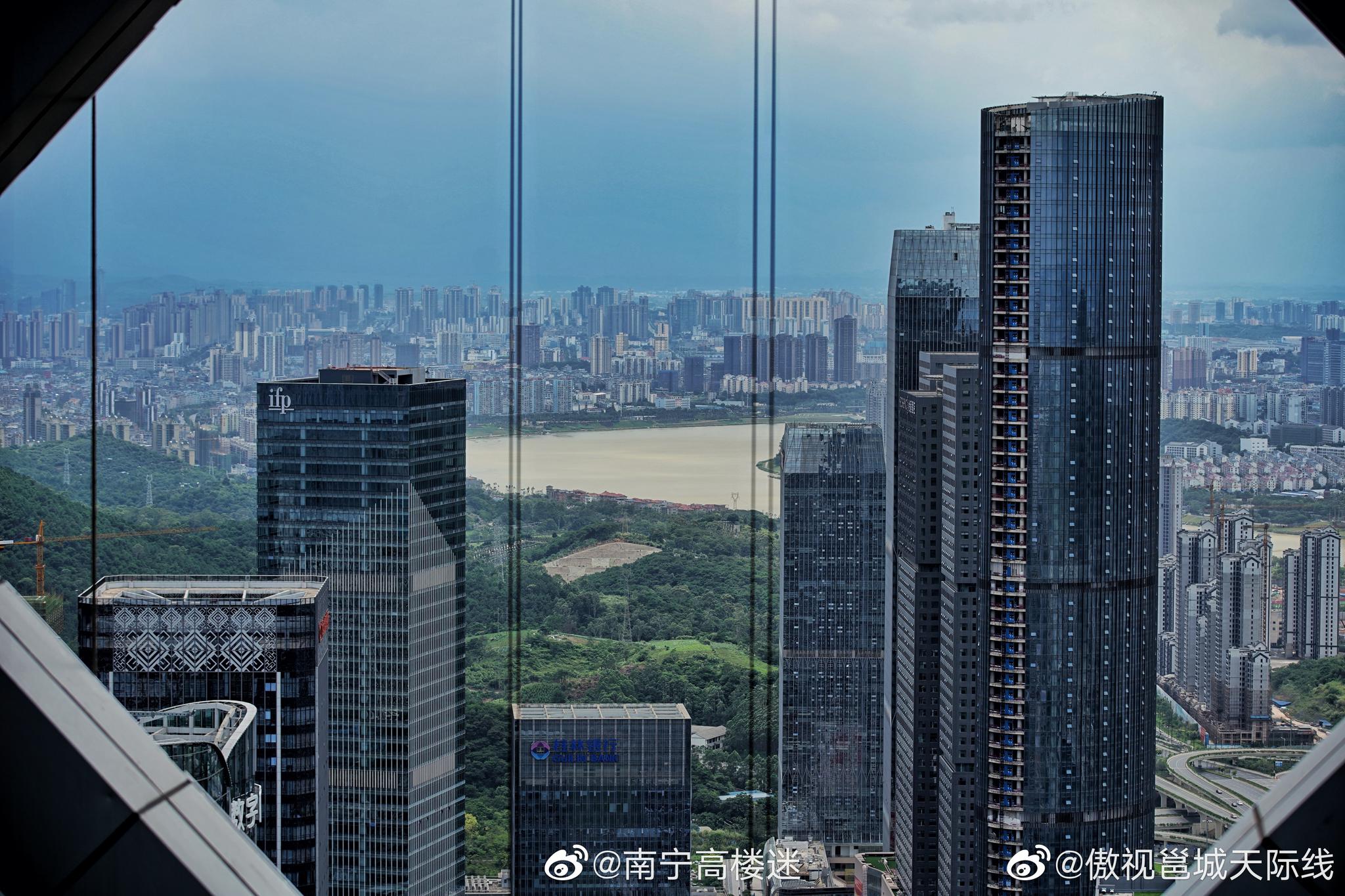 南宁五象新区总部基地已封顶第三高楼268米宝能国际金融中心t1