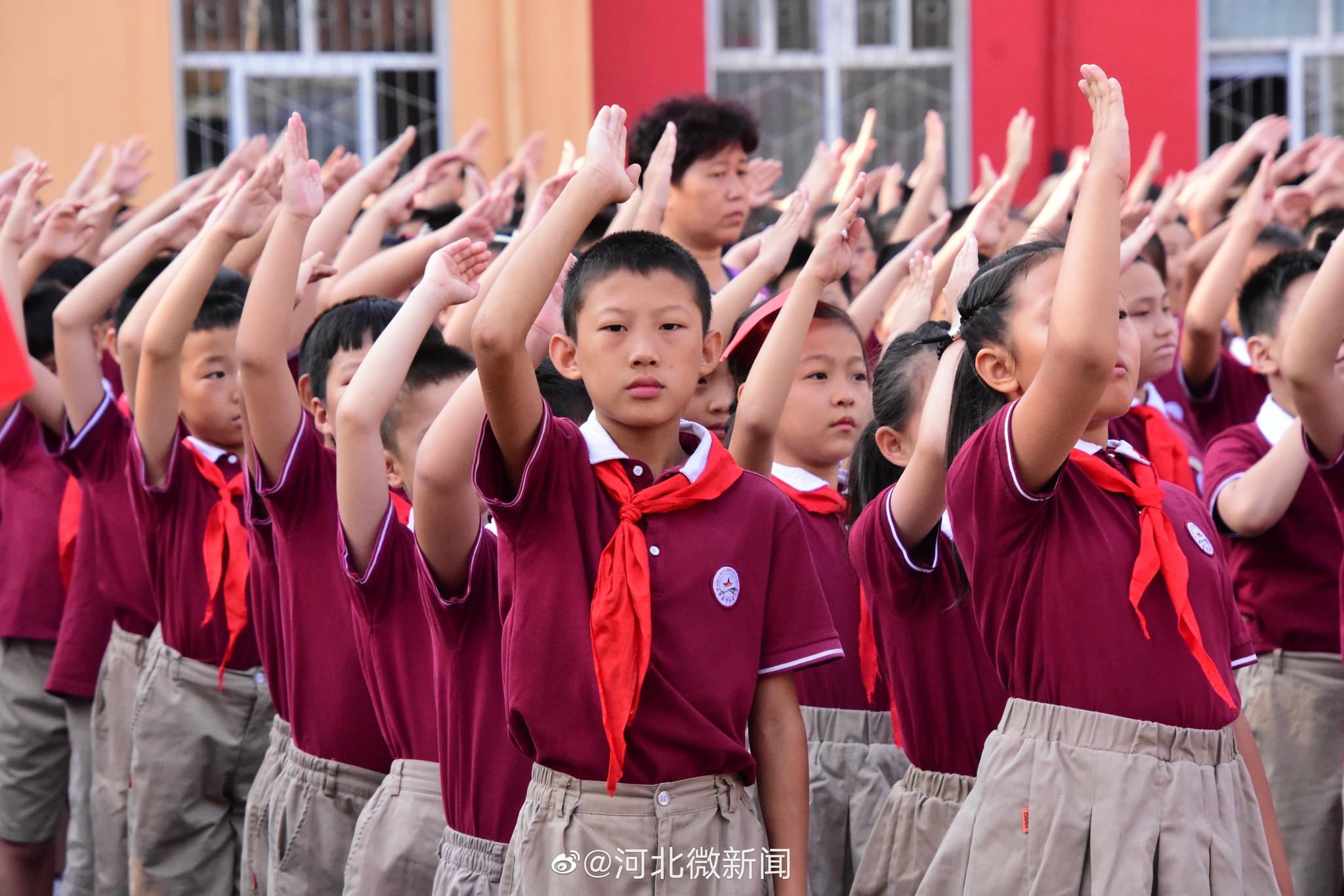 红星小学唱响我和我的祖国0202献礼70年向国旗敬礼