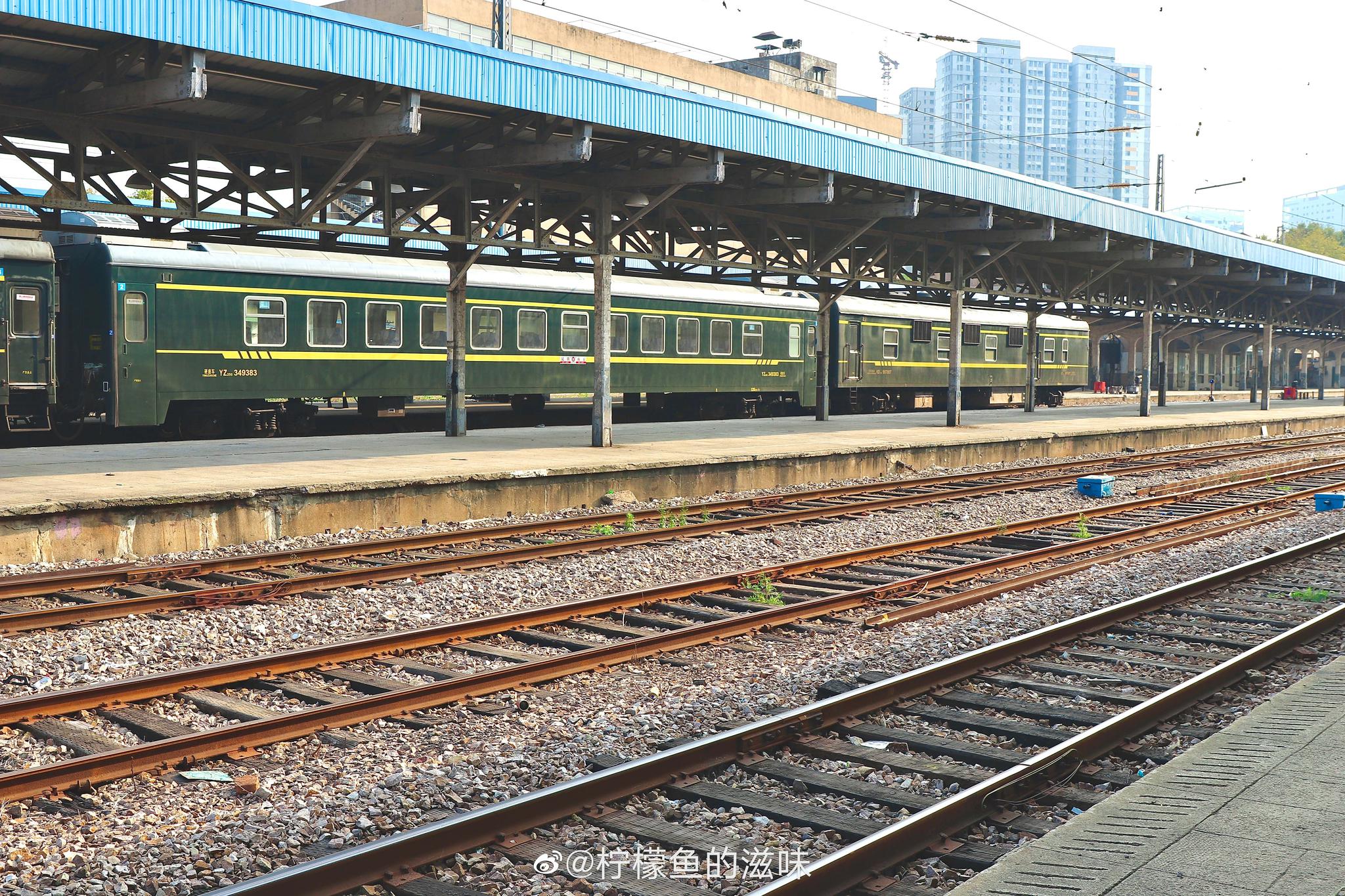 沿着热河路走到头便是下关火车站了,这里见证了百余年的历史变迁|下关