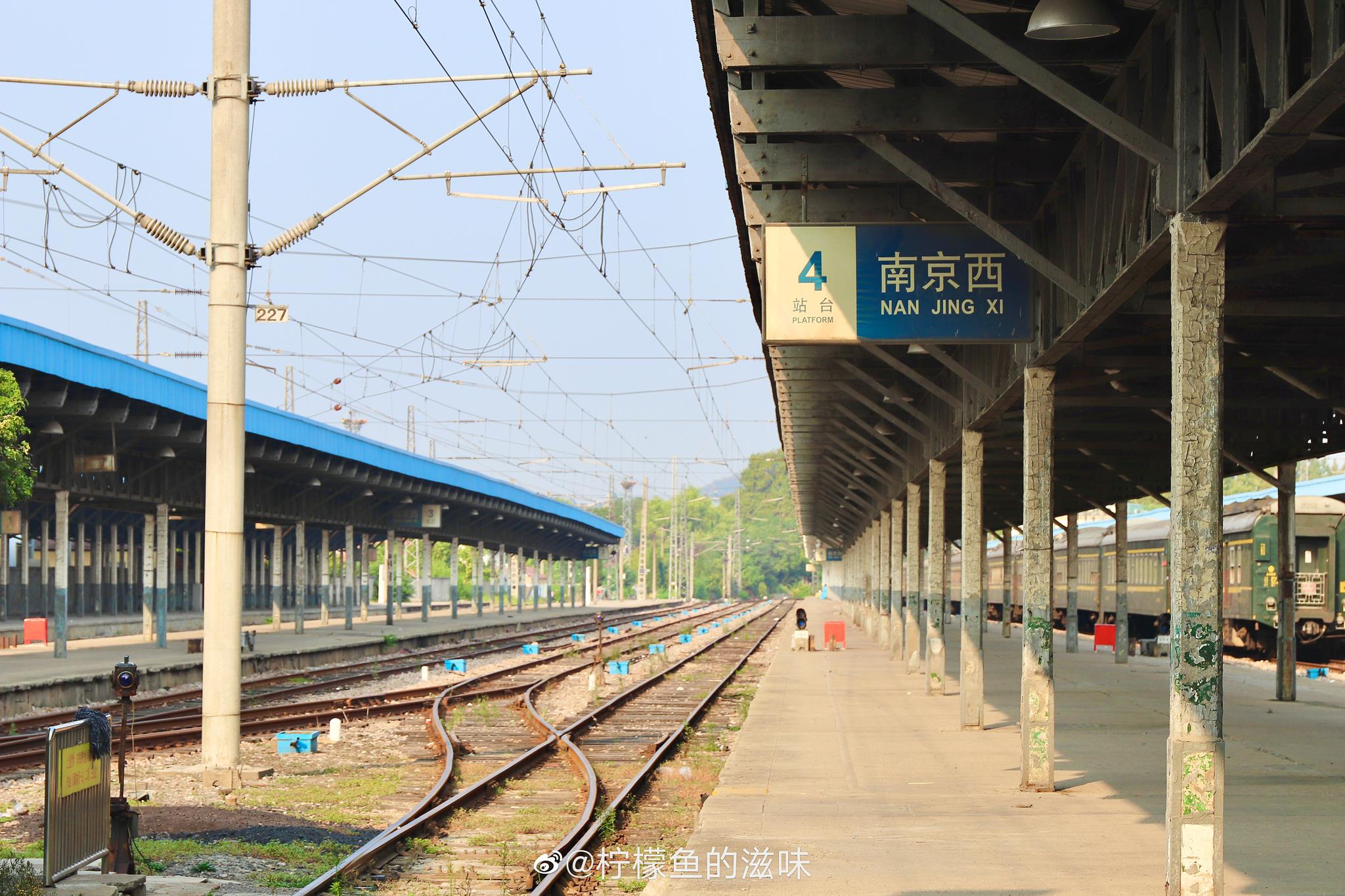 沿着热河路走到头便是下关火车站了,这里见证了百余年的历史变迁