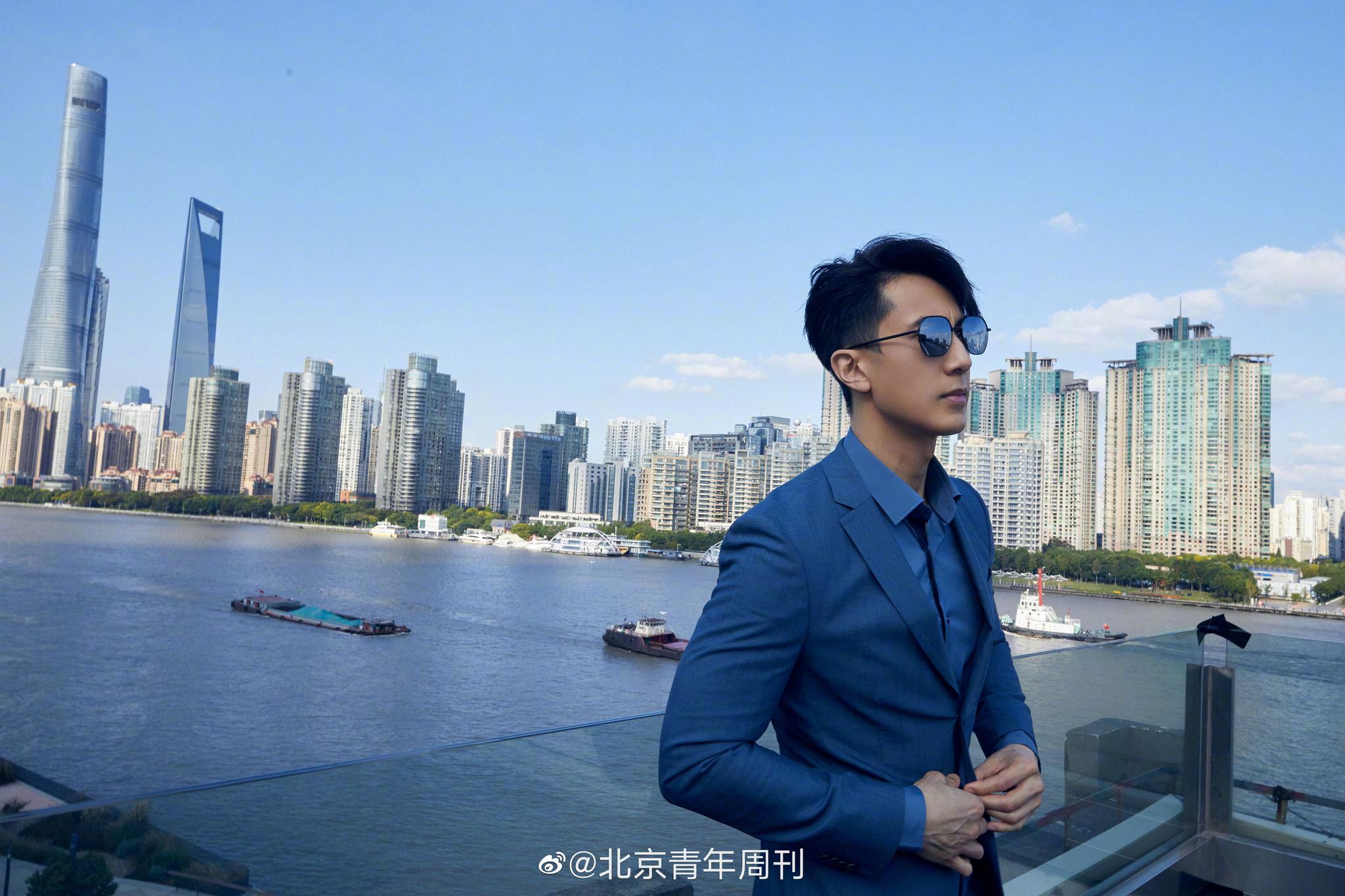 今日吴尊亮相上海一身海军蓝西装俊朗有型