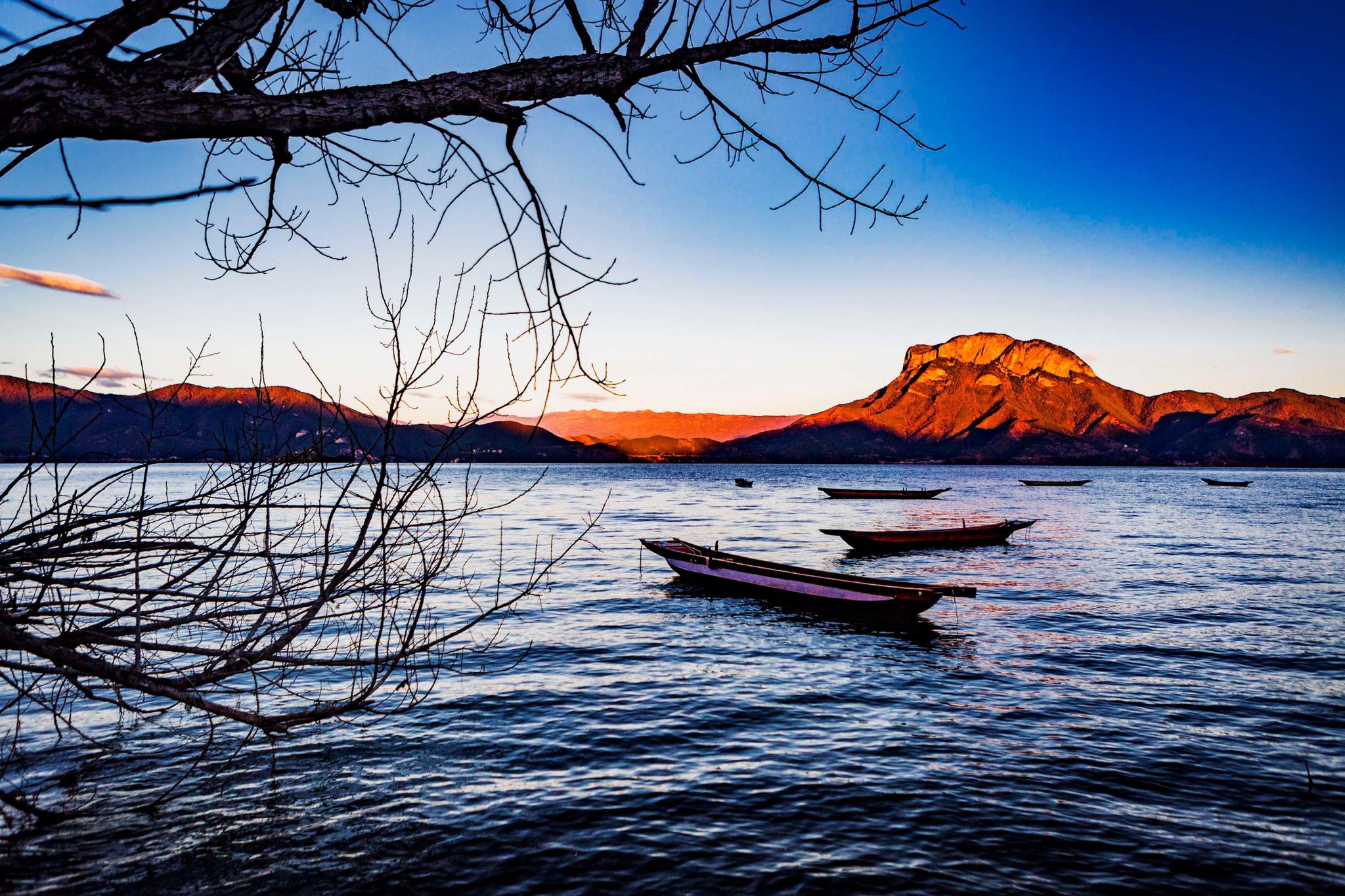 泸沽湖四周崇山峻岭,森林资源丰富,山清水秀,空气清新,景色迷人