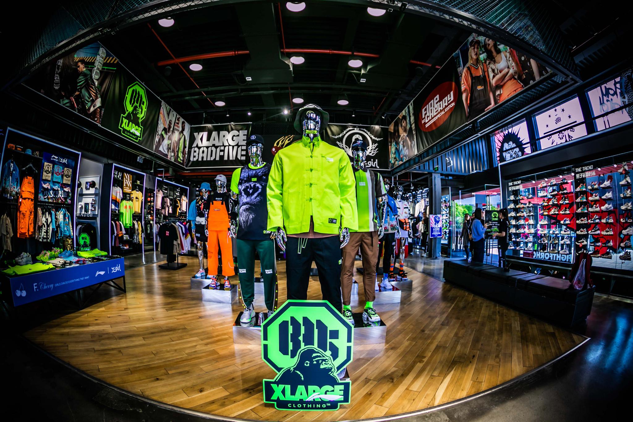 李宁badfive×x-large和李宁×x-girl联名服饰今天在李宁上海世博源店