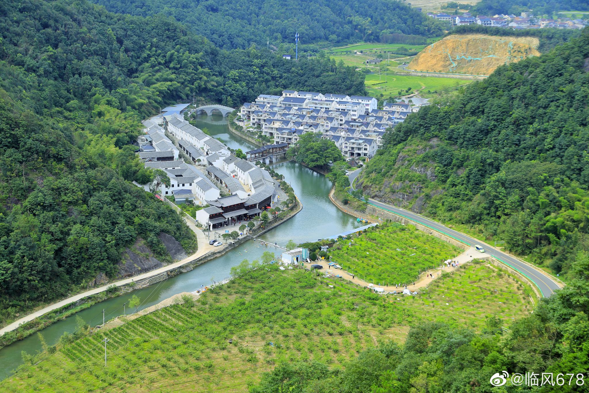 三门的这座鹊桥全程都是玻璃为底站在其上更有凌空之感