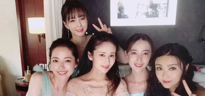 沈梦辰加盟唐艺昕最美伴娘团惹争议网友纷纷喊话杜海涛