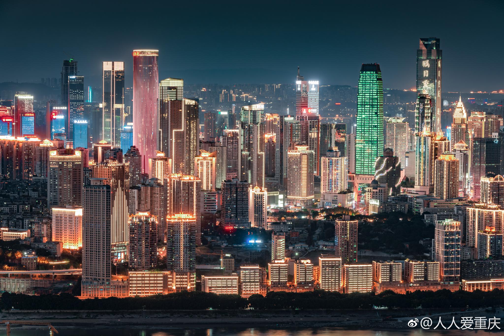道路和桥梁的灯饰为纽带,万家灯火做背景,和流动的江水一道