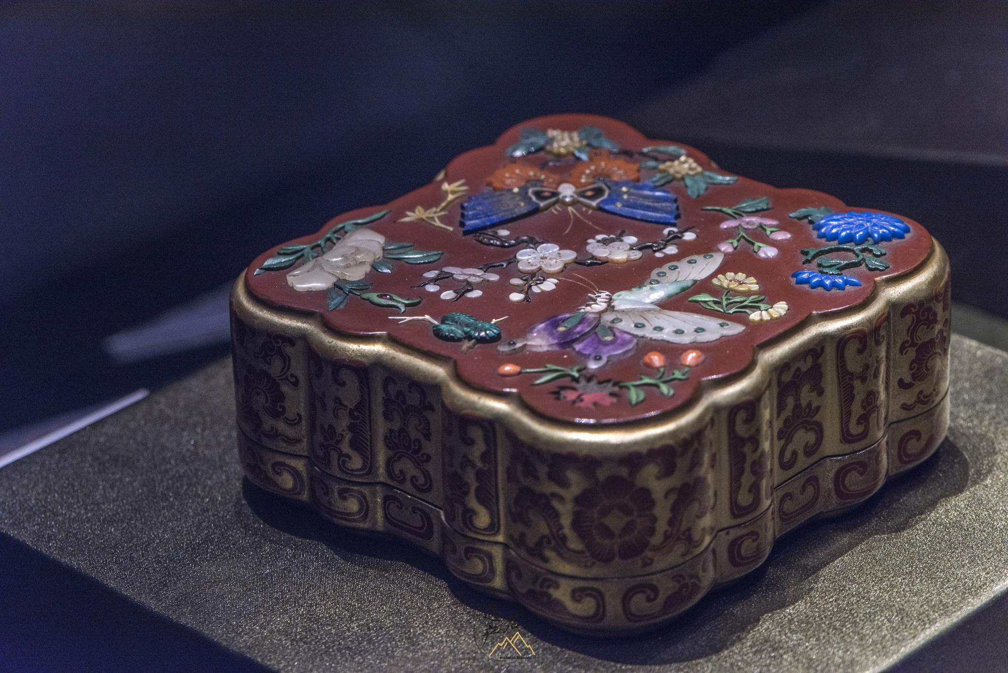 故宫博物院藏· 清代玉石嵌花蝶纹盒