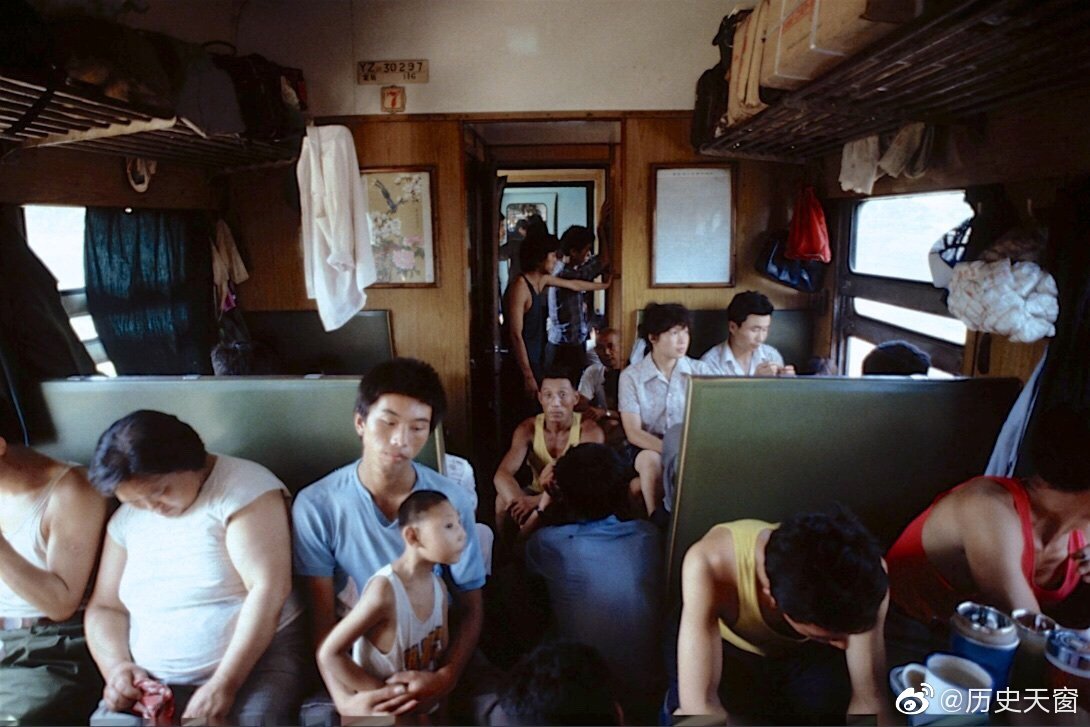 八十年代绿皮火车车厢内的影像记忆
