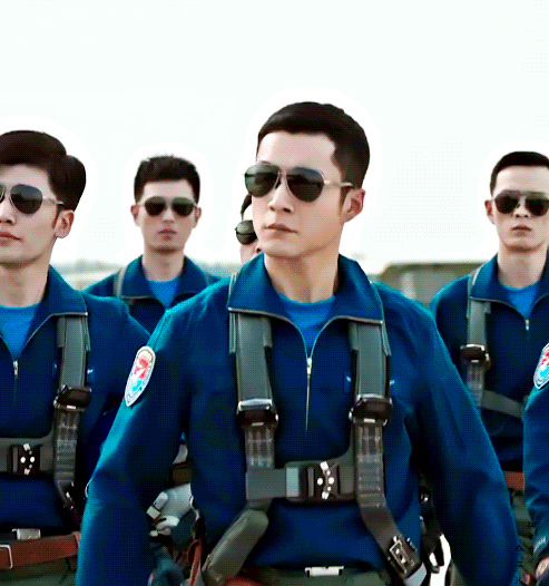 威风凛凛的空军飞行员,韩东君 太适合演军人角色啦!空军制服真的可!