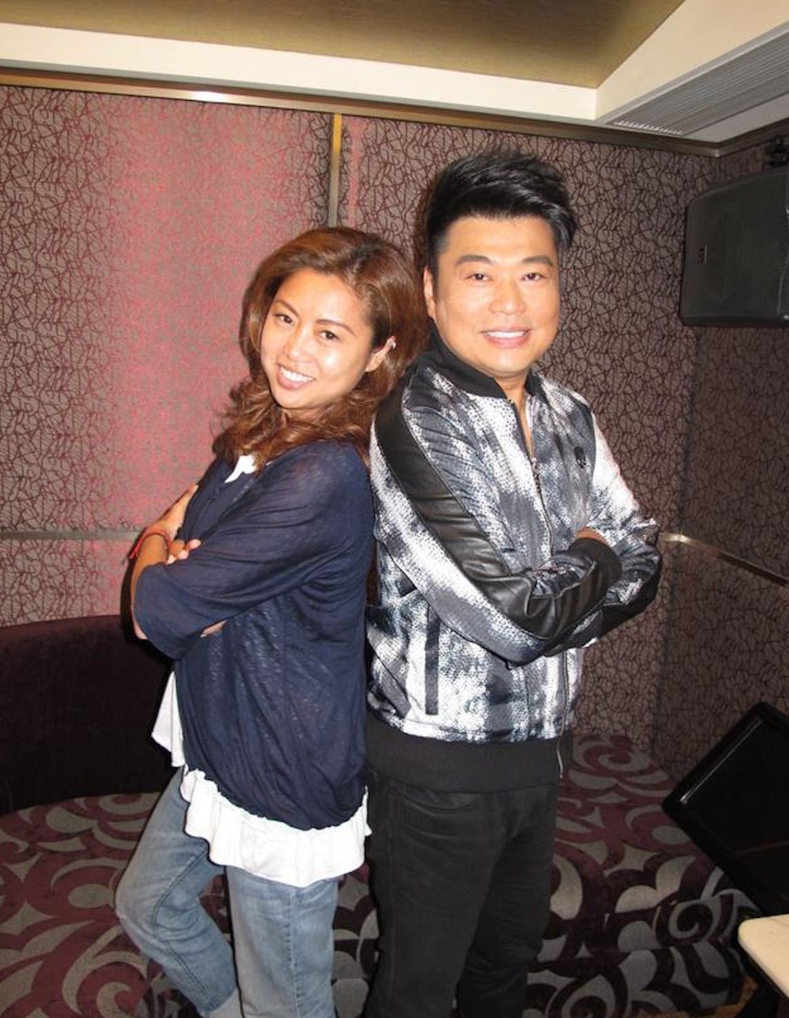 53岁前tvb艺人梅小惠罕见携男友逛街,与初恋曾伟权分手单身20年