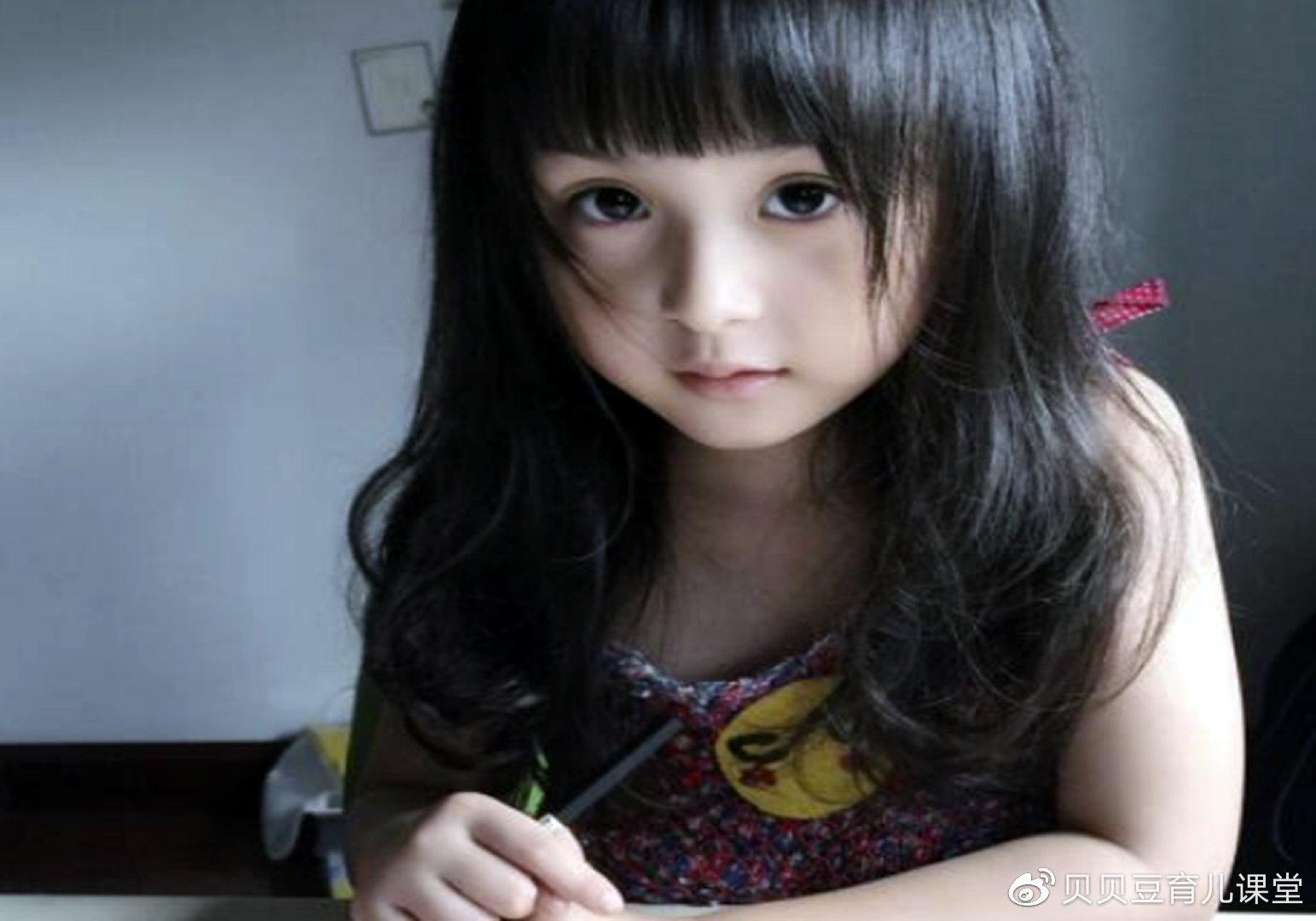 3岁萌宝戴口罩吃饼干走红,口罩饱了娃还饿着,网友:吃了口寂寞